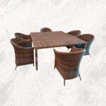 freepik__genera-una-imagen-hiperrealista-de-una-mesa-de-com__69881