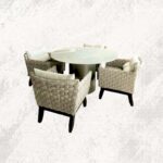 freepik__genera-una-imagen-hiperrealista-de-un-comedor-con-__78911