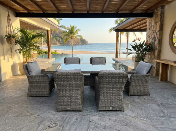 freepik__genera-una-imagen-hiperrealista-de-una-mesa-de-com__69870