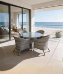 freepik__un-comedor-en-la-terraza-interior-de-una-gran-casa__93178