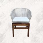 freepik__una-silla-en-el-comedor-de-una-gran-casa-moderna-d__54895