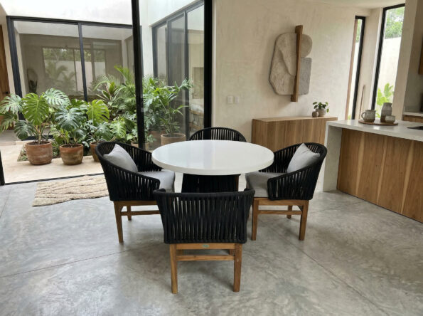 freepik__genera-una-imagen-hiperrealista-de-una-mesa-de-com__84862