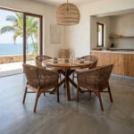 freepik__genera-una-imagen-hiperrealista-de-una-mesa-de-com__84847