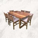 freepik__genera-una-imagen-hiperrealista-de-una-mesa-de-com__10260