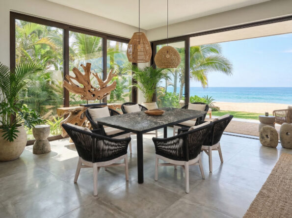 freepik__genera-una-imagen-hiperrealista-de-una-mesa-de-com__21853