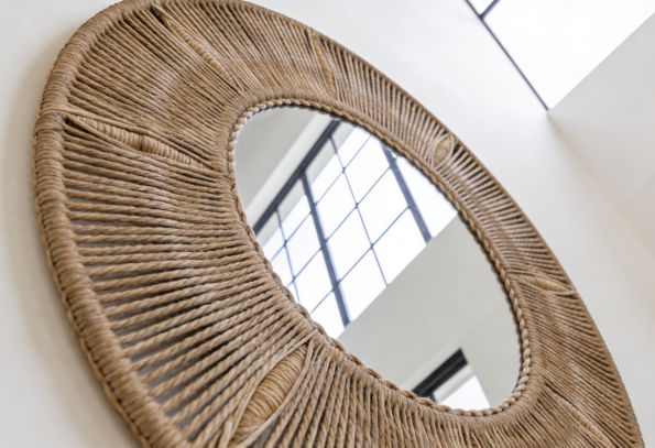 freepik__plano-detalle-del-borde-trenzado-del-espejo-y-su-r__60626