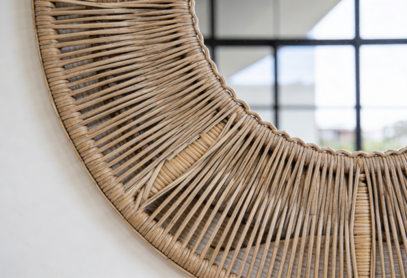 freepik__plano-detalle-del-borde-trenzado-del-espejo-y-su-r__60630