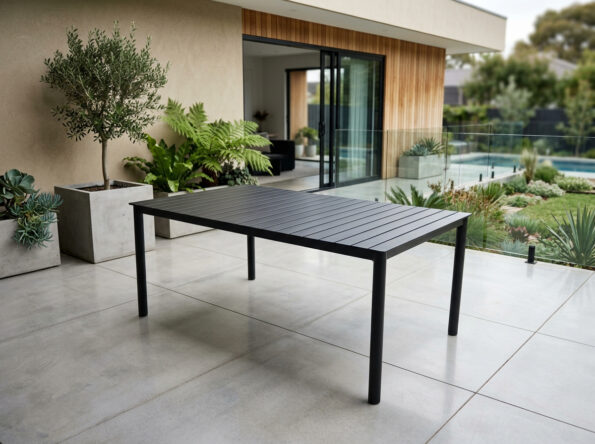 freepik__genera-una-imagen-hiperrealista-de-una-mesa-de-com__48100