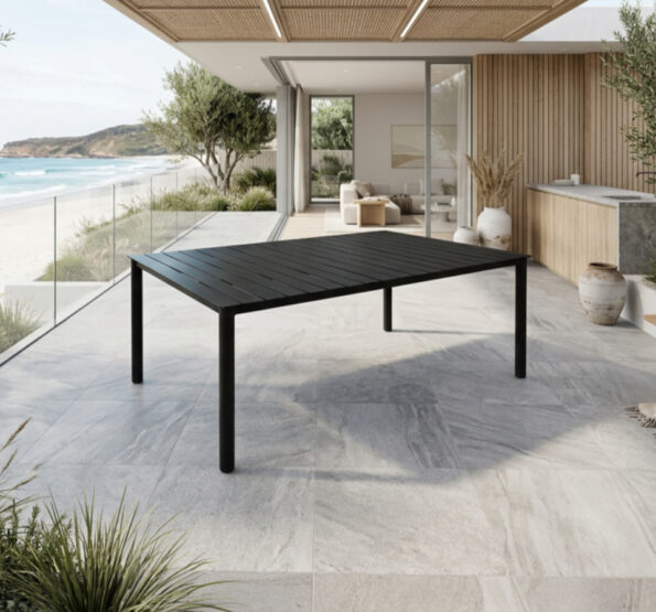 freepik__genera-una-imagen-hiperrealista-de-una-mesa-de-com__48102