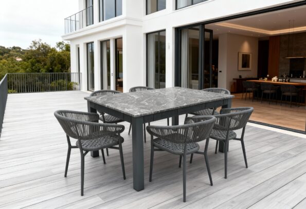 freepik__terraza-interior-de-gran-casa-con-comedor-playanat__27646