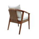 freepik__genera-una-imagen-hiperrealista-de-una-silla-en-un__406611