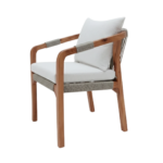 freepik__genera-una-imagen-hiperrealista-de-una-silla-en-un__80332