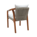 freepik__genera-una-imagen-hiperrealista-de-una-silla-en-un__80332