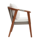 freepik__genera-una-imagen-hiperrealista-de-una-silla-en-pe__76949