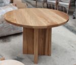 freepik__mesa-de-madera-natural-central-gran-saln-moderno-d__79505
