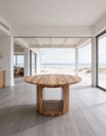 freepik__imagen-hiperrealista-de-mesa-redonda-de-madera-cla__33344