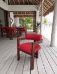 freepik__una-silla-en-comedor-terraza-de-gran-casa-estilo-p__33402