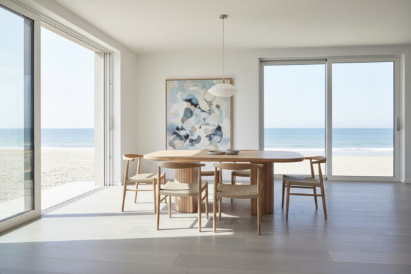 freepik__mesa-de-madera-clara-minimalista-en-comedor-playa-__33368