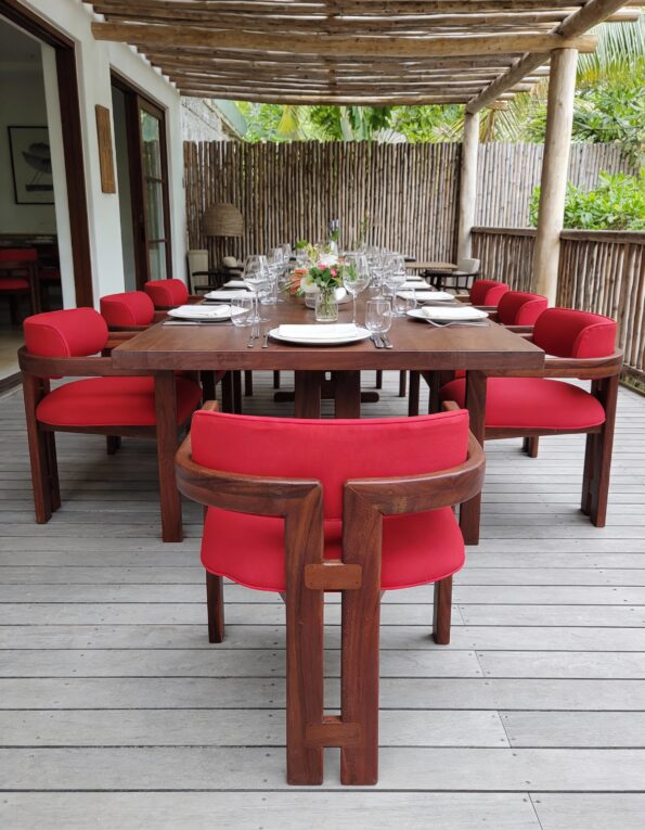 freepik__silla-central-en-comedor-de-terraza-tulum-natural-__33403