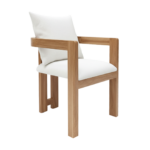 freepik__silla-en-34-con-foco-principal-comedor-con-varias-__31747