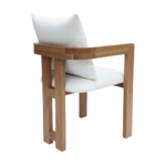 freepik__silla-en-34-con-foco-principal-comedor-con-varias-__31747