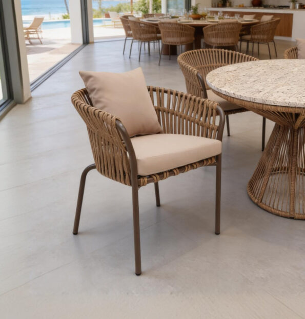 freepik__genera-una-imagen-hiperrealista-de-una-silla-en-pe__31748