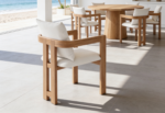 freepik__silla-en-34-con-foco-principal-comedor-con-varias-__31747