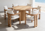 freepik__silla-en-34-con-foco-principal-comedor-con-varias-__31747