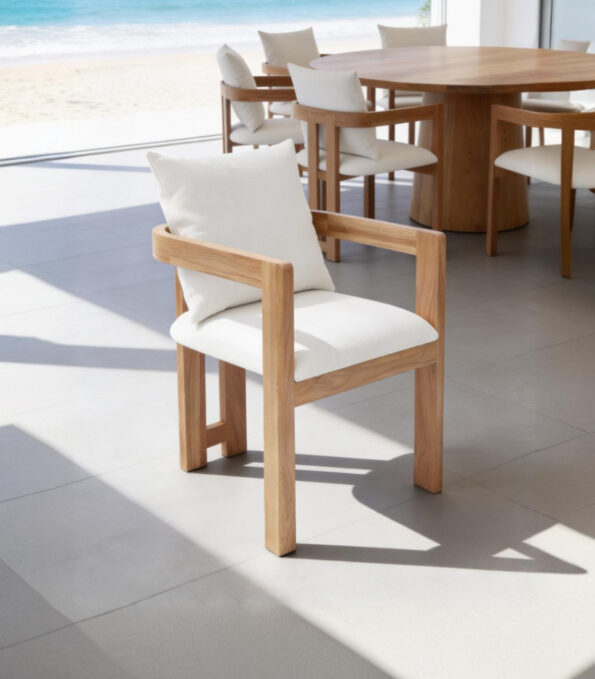 freepik__silla-en-34-con-foco-principal-comedor-con-varias-__31747