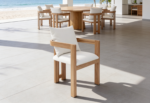 freepik__silla-en-34-con-foco-principal-comedor-con-varias-__31747