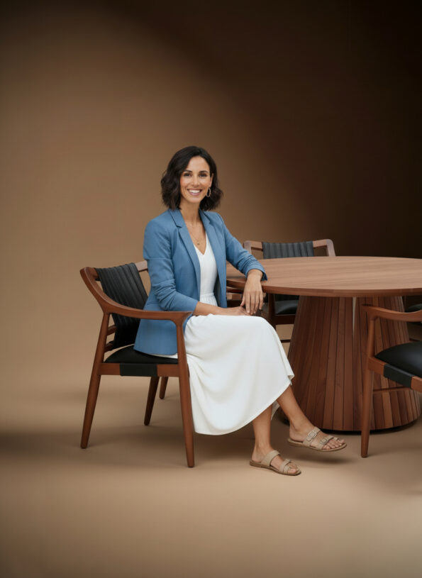 freepik__una-mujer-sentada-en-la-silla-de-un-comedor-con-un__6140