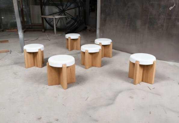 freepik__cambiale-el-tono-y-la-textura-a-los-ottoman-que-es__17180