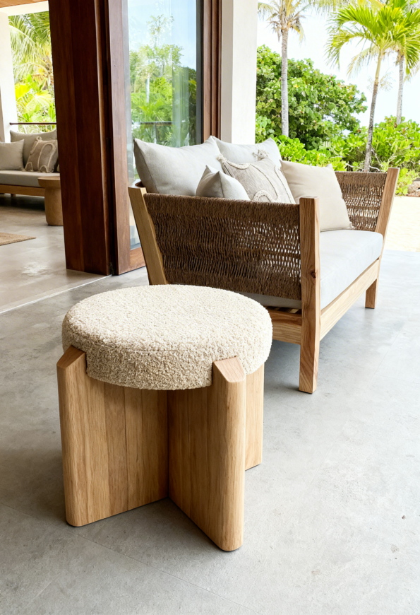 freepik__genera-una-imagen-hiperrealista-de-un-ottoman-junt__47925